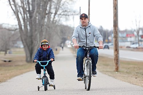 27042023
Jeffrey Hanke and his son Kolby Asham, three, pedal along the bike path on First Street in Brandon&#x2019;s south end on Thursday.
(Tim Smith/The Brandon Sun)