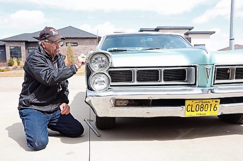 27042023
Norm Poersch polishes his 1965 Pontiac Parisienne at his home in Brandon. (Tim Smith/The Brandon Sun)