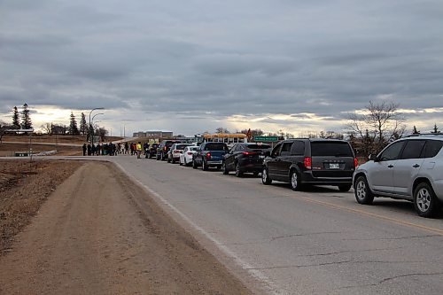 GABRIELLE PICHE / WINNIPEG FREE PRESS

PSAC members picket near Stony Mountain Institution Friday morning.

Stony Mountain Institution workers not part of the strike, like corrections officers and nurses, line up to enter the facility. Picketers fast track the vehicles.