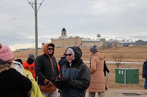 GABRIELLE PICHE / WINNIPEG FREE PRESS

PSAC members picket near Stony Mountain Institution Friday morning.