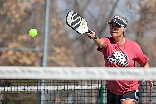280423
Marilyn Woods with the Brandon Pickleball Club returns the ball during a match with friends at the Stanley Park pickleball courts on a sunny Friday morning. (Tim Smith/The Brandon Sun)