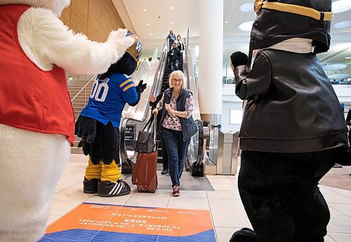 JESSICA LEE / WINNIPEG FREE PRESS

Karen McClean high fives Manitoba&#x2019;s tourism and recreation mascots after stepping off her flight at Winnipeg&#x2019;s Richardson Airport April 28, 2023. The mascots were there to celebrate tourism week in Canada.

Stand up