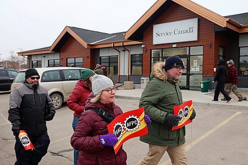 19042023
Public Service Alliance of Canada union members picket in front of the Brandon Service Canada Centre during the first day of their strike on a cold Wednesday morning. PSAC is the largest federal public-service union in Canada with over 150,000 members.
(Tim Smith/The Brandon Sun)