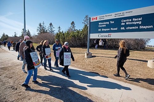 Mike Deal / Winnipeg Free Press
Members of the Public Service Alliance of Canada picket outside the Canada Revenue Agency at 66 Stapon Road Tuesday morning.
230502 - Tuesday, May 02, 2023.