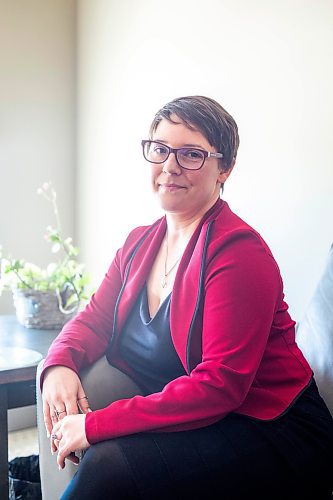 MIKAELA MACKENZIE / WINNIPEG FREE PRESS
 
Psychologist Julia Riddell poses for a photo in her office in Winnipeg on Tuesday, May 2, 2023. For Katie story.

Winnipeg Free Press 2023.