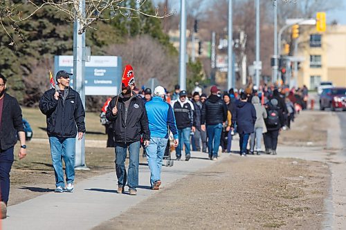 Mike Deal / Winnipeg Free Press
Members of the Public Service Alliance of Canada picket outside the Canada Revenue Agency at 66 Stapon Road Tuesday morning.
230502 - Tuesday, May 02, 2023.