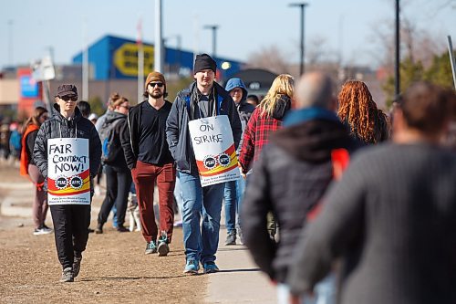 Mike Deal / Winnipeg Free Press
Members of the Public Service Alliance of Canada picket outside the Canada Revenue Agency at 66 Stapon Road Tuesday morning.
230502 - Tuesday, May 02, 2023.