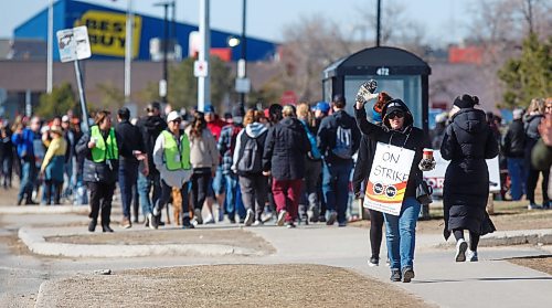 Mike Deal / Winnipeg Free Press
Members of the Public Service Alliance of Canada picket outside the Canada Revenue Agency at 66 Stapon Road Tuesday morning.
230502 - Tuesday, May 02, 2023.