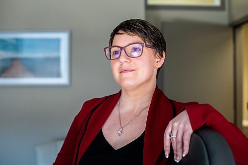 MIKAELA MACKENZIE / WINNIPEG FREE PRESS
 
Psychologist Julia Riddell poses for a photo in her office in Winnipeg on Tuesday, May 2, 2023. For Katie story.

Winnipeg Free Press 2023.