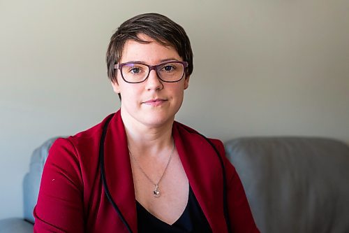 MIKAELA MACKENZIE / WINNIPEG FREE PRESS
 
Psychologist Julia Riddell poses for a photo in her office in Winnipeg on Tuesday, May 2, 2023. For Katie story.

Winnipeg Free Press 2023.