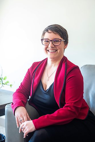 MIKAELA MACKENZIE / WINNIPEG FREE PRESS
 
Psychologist Julia Riddell poses for a photo in her office in Winnipeg on Tuesday, May 2, 2023. For Katie story.

Winnipeg Free Press 2023.