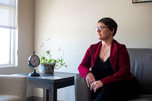 MIKAELA MACKENZIE / WINNIPEG FREE PRESS
 
Psychologist Julia Riddell poses for a photo in her office in Winnipeg on Tuesday, May 2, 2023. For Katie story.

Winnipeg Free Press 2023.