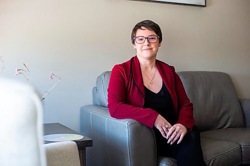 MIKAELA MACKENZIE / WINNIPEG FREE PRESS
 
Psychologist Julia Riddell poses for a photo in her office in Winnipeg on Tuesday, May 2, 2023. For Katie story.

Winnipeg Free Press 2023.