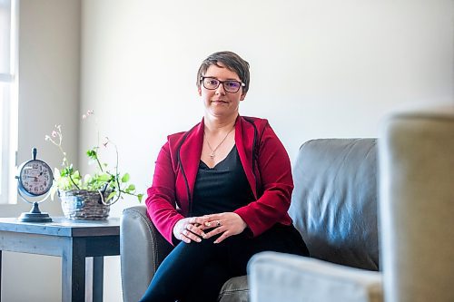 MIKAELA MACKENZIE / WINNIPEG FREE PRESS
 
Psychologist Julia Riddell poses for a photo in her office in Winnipeg on Tuesday, May 2, 2023. For Katie story.

Winnipeg Free Press 2023.