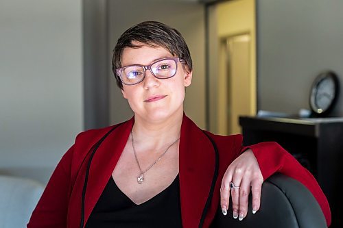 MIKAELA MACKENZIE / WINNIPEG FREE PRESS
 
Psychologist Julia Riddell poses for a photo in her office in Winnipeg on Tuesday, May 2, 2023. For Katie story.

Winnipeg Free Press 2023.