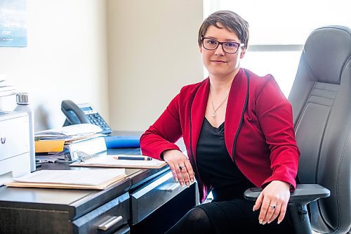 MIKAELA MACKENZIE / WINNIPEG FREE PRESS
 
Psychologist Julia Riddell poses for a photo in her office in Winnipeg on Tuesday, May 2, 2023. For Katie story.

Winnipeg Free Press 2023.