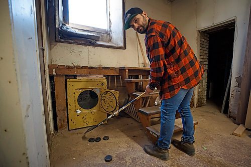 Mike Deal / Winnipeg Free Press 
About the only hockey Liambas plays now involves shooting pucks into an old laundry dryer in his shop.

