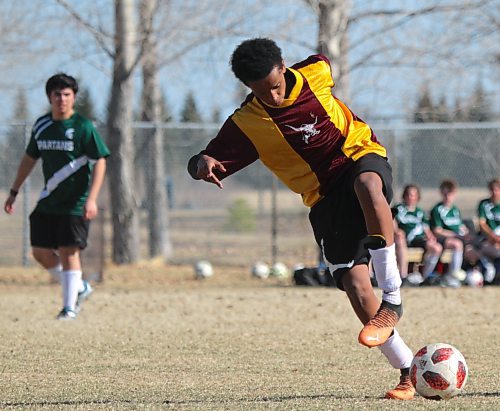 Crocus Plainsmen midfielder Marhawi Kidane dribbles the ball against the Neelin Spartans in Brandon High School Soccer League varsity boys' action at Crocus on Wednesday. (Thomas Friesen/The Brandon Sun)