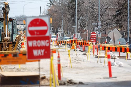 Mike Deal / Winnipeg Free Press
Vehicles make their way northbound on Stafford approaching Grant Avenue where construction will be keeping southbound traffic on Stafford Street closed until the fall.
230503 - Wednesday, May 03, 2023.