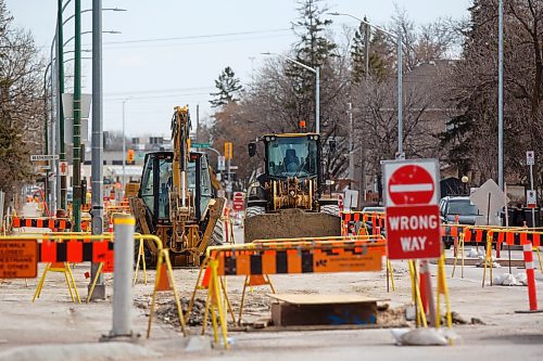 Mike Deal / Winnipeg Free Press
Vehicles make their way northbound on Stafford approaching Grant Avenue where construction will be keeping southbound traffic on Stafford Street closed until the fall.
230503 - Wednesday, May 03, 2023.