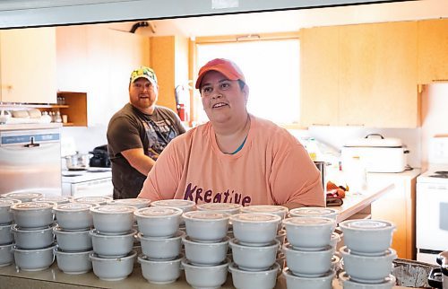 JESSICA LEE / WINNIPEG FREE PRESS

Ray Sainsbury (left) and Meredith Robinson are photographed May 3, 2023 at the kreative Kitchen at St. Thomas Anglican in Weston, where food insecure community members gather to pick up hot meals and a hamper on Wednesday nights.

Reporter: John Longhurst