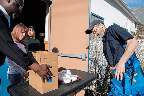 JESSICA LEE / WINNIPEG FREE PRESS

From left to right: Priest Wilson Akinwale, Daisy Robinson and Zara Buenaventura hands a hamper and hot meal to Michael on May 3, 2023 at the kreative Kitchen at St. Thomas Anglican in Weston, where food insecure community members gather to pick up hot meals and a hamper on Wednesday nights.

Reporter: John Longhurst