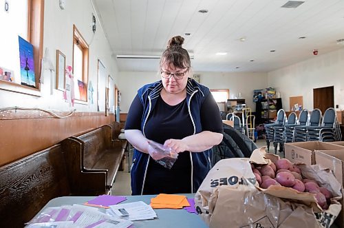 JESSICA LEE / WINNIPEG FREE PRESS

Cassandra Golondrina is photographed packing craft kits May 3, 2023 at St. Thomas Anglican in Weston, where food insecure community members gather to pick up hot meals and a hamper on Wednesday nights.

Reporter: John Longhurst