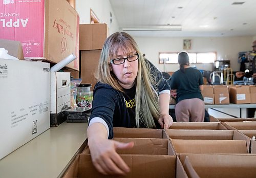 JESSICA LEE / WINNIPEG FREE PRESS

Courteney Robinson arranges hampers May 3, 2023 at the kreative Kitchen at St. Thomas Anglican in Weston, where food insecure community members gather to pick up hot meals and a hamper on Wednesday nights.

Reporter: John Longhurst