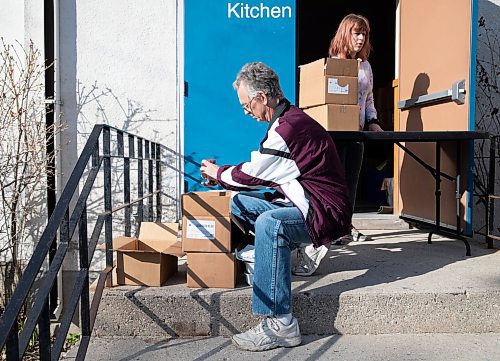 JESSICA LEE / WINNIPEG FREE PRESS

Stanley packs away a hamper and hot meal May 3, 2023 at the kreative Kitchen at St. Thomas Anglican in Weston, where food insecure community members gather to pick up hot meals and a hamper on Wednesday nights.

Reporter: John Longhurst