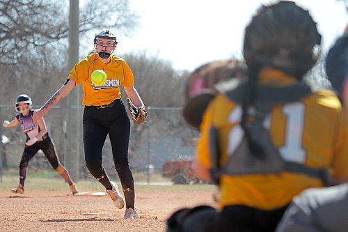 Crocus Plainsmen pitcher Kailyn Lang took the loss, giving up nine runs in the first inning as Crocus dropped to 0-1. (Thomas Friesen/The Brandon Sun)