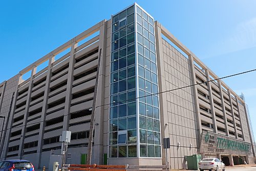 The Tecumseh parkade at 35 Tecumseh Street on the Health Sciences Centre campus. Pictured April 4, 2023 (Tyler Searle / Winnipeg Free Press)