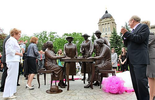 RUTH.BONNEVILLE@FREEPRESS.MB.CA Ruth Bonneville, Winnipeg Free Press  June 18th,  2010 Local,  The Nellie McClung statue was unveiled at the Manitoba Legislature Friday morning. Sculptor - Helen Granger Young (far left), Mayor Sam Katz (right), Nellies McClung's granddaughter Marcia McClung and many other dignitaries and Winnipegers helped celebrate the momentus occasion.