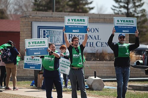 Members of the Manitoba Association of Health Care Professionals conduct an informational picket in front of Brandon Regional Health Centre on Friday. (Michele McDougall, The Brandon Sun)