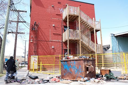 This dumpster behind a Jarvis Avenue apartment is a hotspot frequently overflowing with trash, North Point Douglas residents say. (Tyler Searle / Winnipeg Free Press)