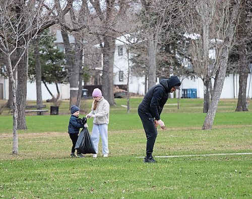 JESSICA LEE / WINNIPEG FREE PRESS

Serhii Vasik (in black) and his children David and Yelyzaveta clean up St. John&#x2019;s Park May 6, 2023 as part of a community clean-up to give back to Manitobans who&#x2019;ve welcomed refugees fleeing from the war.

Stand up