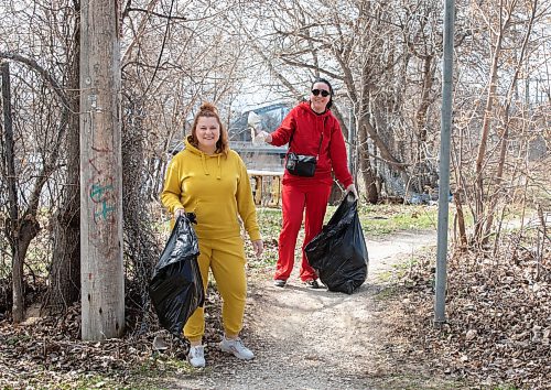 JESSICA LEE / WINNIPEG FREE PRESS

Viktoriia Korotkova (in red) and Viktoriia Ostapchkuk clean up St. John&#x2019;s Park May 6, 2023 as part of a community clean-up to give back to Manitobans who&#x2019;ve welcomed refugees fleeing from the war.

Stand up