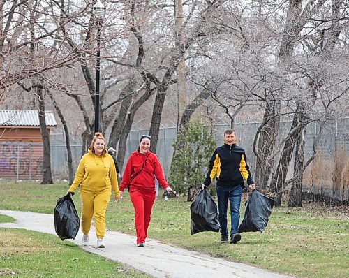 JESSICA LEE / WINNIPEG FREE PRESS

Viktoriia Korotkova (in red) and Viktoriia Ostapchkuk clean up St. John&#x2019;s Park May 6, 2023 as part of a community clean-up to give back to Manitobans who&#x2019;ve welcomed refugees fleeing from the war.

Stand up