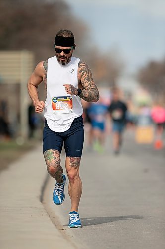 BROOK JONES / WINNIPEG FREE PRESS
Runner Bela Wilde is seen on Portage Avenue with one kilometre until the finish line in the Winnipeg Police Service Half Marathon in Winnipeg, Man., Sunday, May 7, 2023. 
