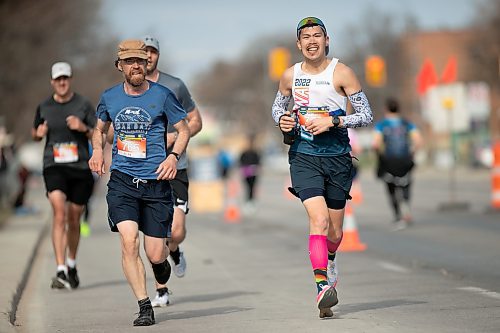 BROOK JONES / WINNIPEG FREE PRESS
Runners head down Portage Avenue with one kilometre until the finish line in the Winnipeg Police Service Half Marathon in Winnipeg, Man., Sunday, May 7, 2023. Pictured: Distance runner Melvin Yumang (far right).
