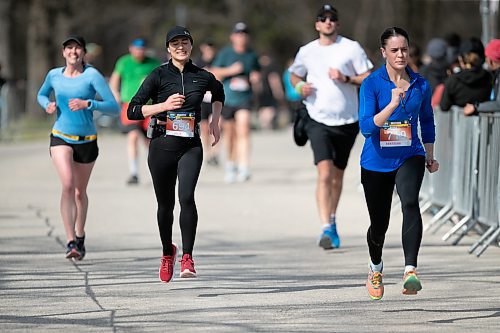 BROOK JONES / WINNIPEG FREE PRESS
Niverville resident Julia Mertins (middle - No. 694) picks up the pace as he is just a few metres from the finish line in the Winnipeg Police Service Half Marathon in Winnipeg, Man., Sunday, May 7, 2023.