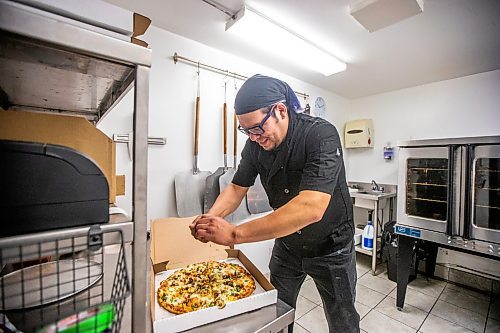 MIKAELA MACKENZIE / WINNIPEG FREE PRESS
 
Owner Vince Bignell makes a taco pizza, the Le Pizza Week special, at Shelly's Indigenous Diner in Winnipeg on Friday, May 5, 2023. For Dave story.

Winnipeg Free Press 2023.