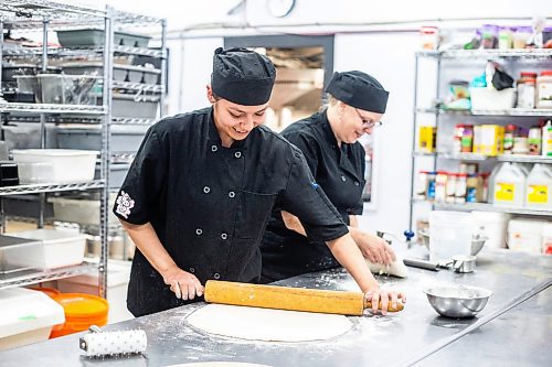 MIKAELA MACKENZIE / WINNIPEG FREE PRESS
 
Naya Bird (left) and Cynthia Hoorman roll out bannock pizza crusts at Shelly's Indigenous Diner in Winnipeg on Friday, May 5, 2023. For Dave story.

Winnipeg Free Press 2023.