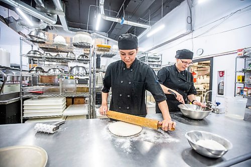 MIKAELA MACKENZIE / WINNIPEG FREE PRESS
 
Naya Bird (left) and Cynthia Hoorman roll out bannock pizza crusts at Shelly's Indigenous Diner in Winnipeg on Friday, May 5, 2023. For Dave story.

Winnipeg Free Press 2023.