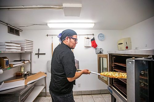 MIKAELA MACKENZIE / WINNIPEG FREE PRESS
 
Owner Vince Bignell pulls a taco pizza out of the oven at Shelly's Indigenous Diner in Winnipeg on Friday, May 5, 2023. For Dave story.

Winnipeg Free Press 2023.