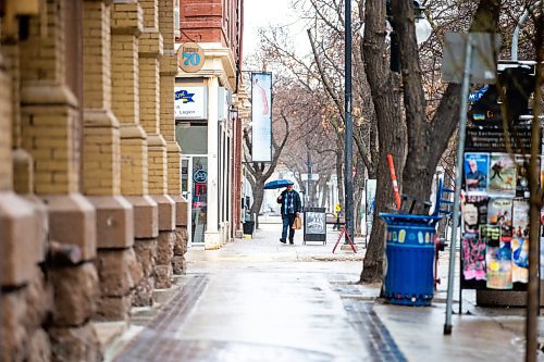 MIKAELA MACKENZIE / WINNIPEG FREE PRESS
 
Folks walk with umbrellas on a drizzly day in the Exchange District in Winnipeg on Monday, May 8, 2023. Standup.

Winnipeg Free Press 2023.