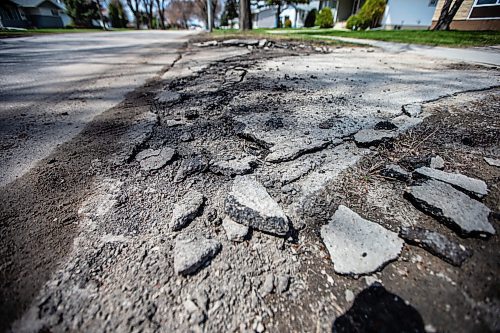 MIKAELA MACKENZIE / WINNIPEG FREE PRESS
 
Eugene Osudar&#x573; damaged driveway, which he says was broken by the city&#x573; street cleaning equipment, in Winnipeg on Tuesday, May 9, 2023. For &#x460;story.

Winnipeg Free Press 2023.