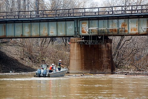 Mike Deal / Winnipeg Free Press
Crews using grappling hooks and ropes work to clear a large logjam on the Assiniboine River close to The Forks Tuesday afternoon.
230509 - Tuesday, May 09, 2023.