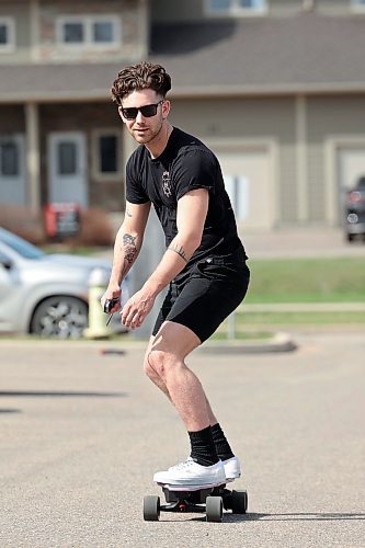 09052023
Jaiden Potter cruises through a parking lot in Brandon on his brand new electric longboard on a sunny Tuesday afternoon.
(Tim Smith/The Brandon Sun)