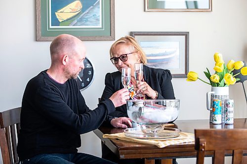 MIKAELA MACKENZIE / WINNIPEG FREE PRESS
 
Ben Sigurdson and his mom, Gail Cabana-Coldwell, taste test brunch drinks in Winnipeg on Tuesday, May 9, 2023. For Ben story.

Winnipeg Free Press 2023.