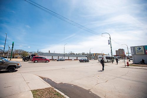 MIKAELA MACKENZIE / WINNIPEG FREE PRESS
 
The area at Main Street and Stella Avenue, where an injured male was found and later pronounced deceased in hospital, in Winnipeg on Thursday, May 11, 2023. For Erik story.

Winnipeg Free Press 2023.